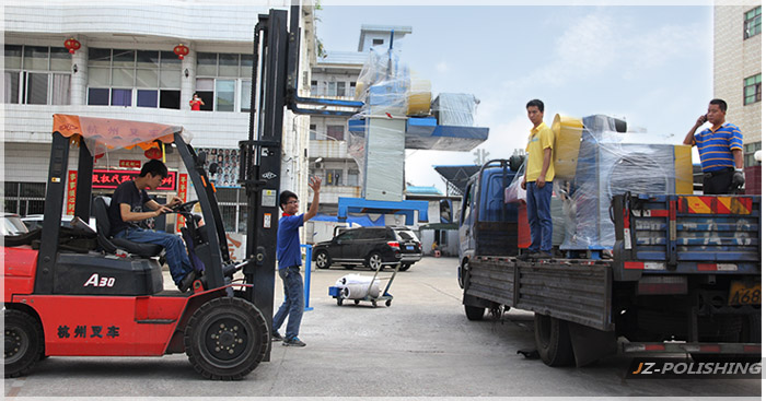 叉车师傅正在把三角台拉丝机上车
