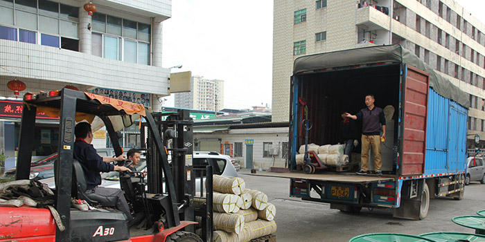 抛光机配套耗材正在装车