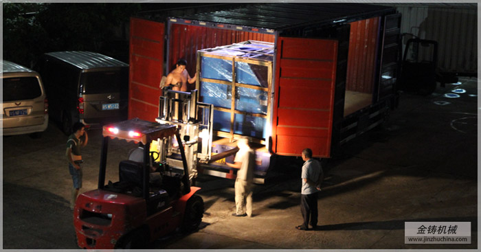 金铸机械单组方管抛光机在夜色中装车