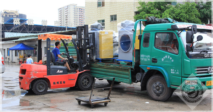 叉车正在把平面抛光机上车