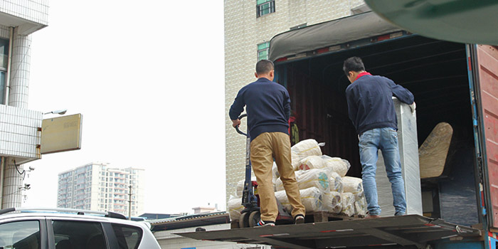 抛光机配套耗材正在装车