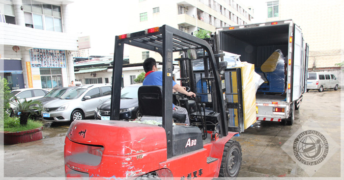 1台饰品平面抛光机成功上车