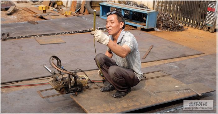 铁板切割工人正在切割工作