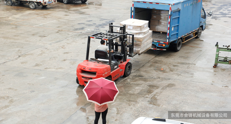 金铸机械出口耗材冒雨出货