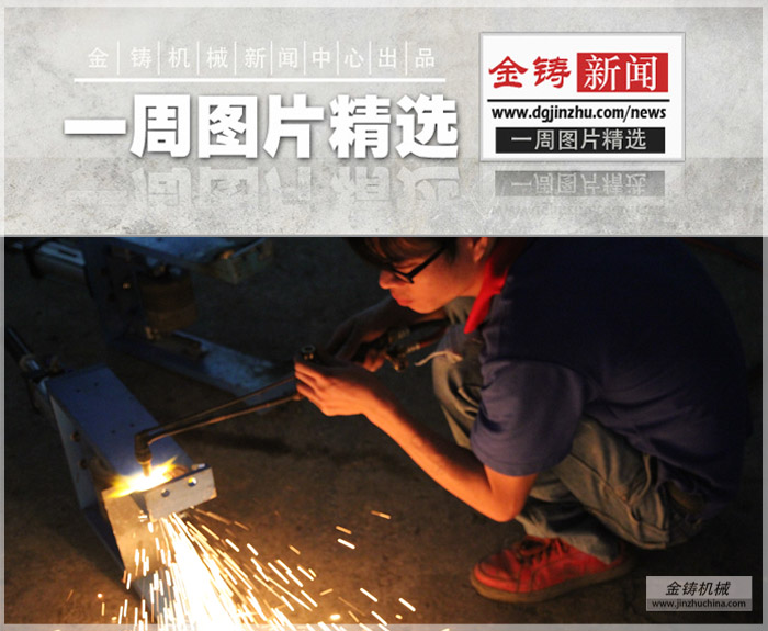 氧焊切割工在对自动抛光机外壳的框架进行氧焊切割。