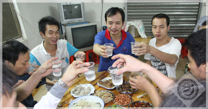 金铸机械职工聚餐大家在敬酒
