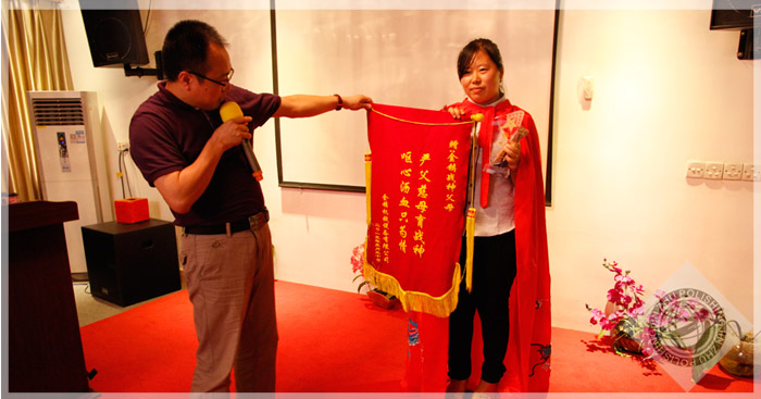 许经理上台演讲图片