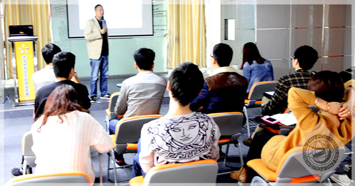 讲师在台上演讲中