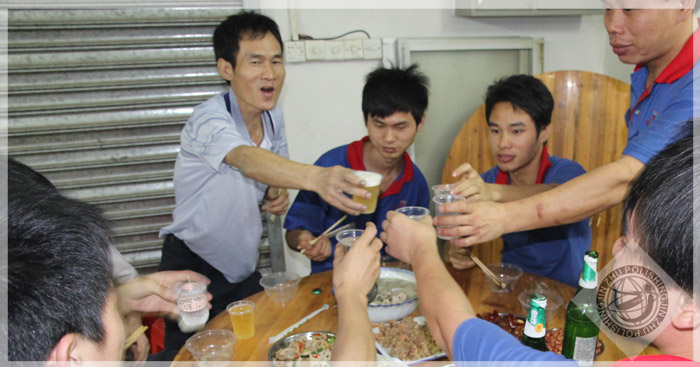  金铸机械职工聚餐高兴的敬酒