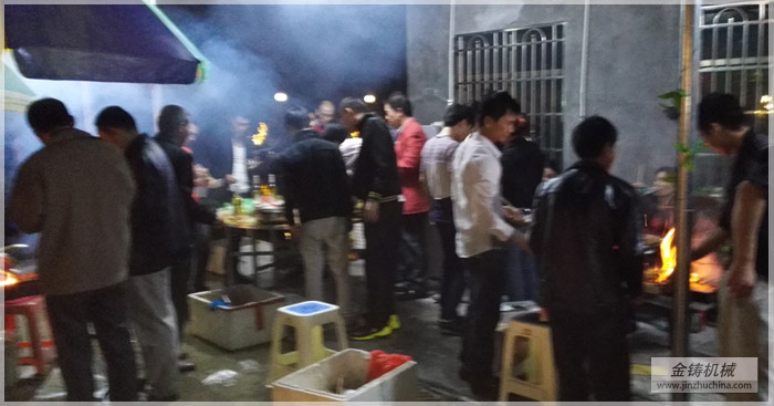 正在烧烤，火那么大