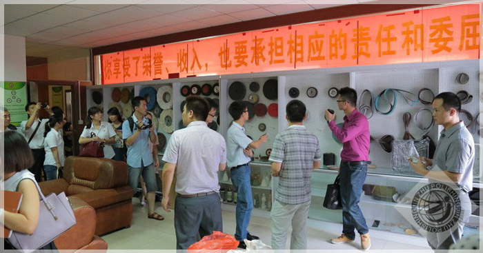 参观金铸机械自动抛光机样品展示厅